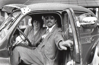 Tommy og Bente Lind i Renault 4CV